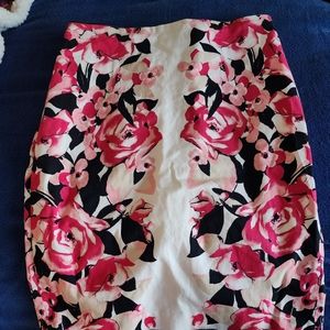 Womens White House Black Market Skirt, Size 6.